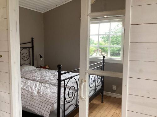 - une chambre avec un lit et une fenêtre dans l'établissement Holiday home ARKELSTORP, à Arkelstorp