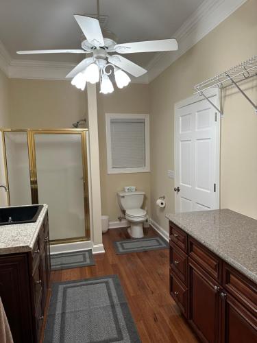 Bilik mandi di MooreField Suites Greensboro East