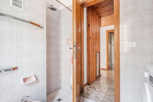 ein Bad mit einer Dusche, einem WC und einem Waschbecken in der Unterkunft PINETA HOUSE LIGNANO [Free Parking-Beach-Garden] in Lignano Sabbiadoro