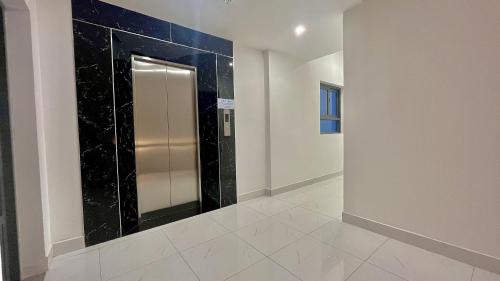 BAMBOO Hotel Vung Tau في فنغ تاو: ممر مع حمام مع مرآة