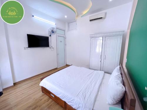 a small bedroom with a bed and a tv at Mai An Homestay in Thôn Trường Giang