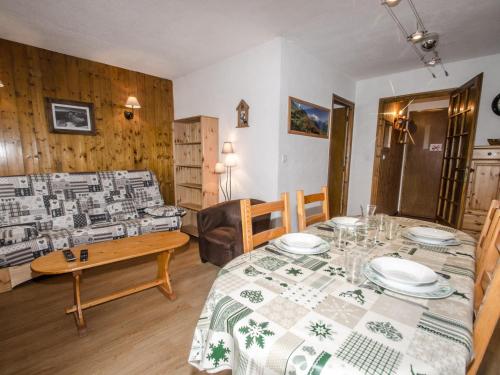 un salon avec une table et une salle à manger dans l'établissement Appartement avec balcon, parking extérieur et WiFi à Chamonix - FR-1-343-245, à Chamonix-Mont-Blanc
