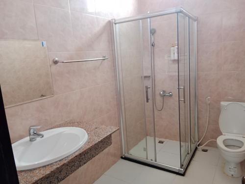 W łazience znajduje się prysznic, umywalka i toaleta. w obiekcie Villa Visay II w mieście Luang Prabang
