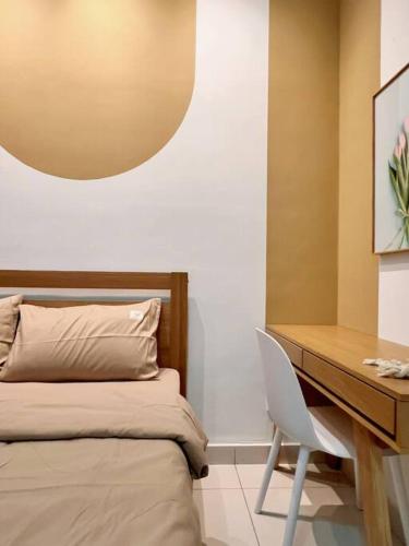 a bedroom with a desk and a bed with a chair at Homely D'Sara @ Direct Link with MRT, Near Thomson Hospital & Sungai Buloh Hospital in Sungai Buluh