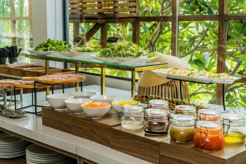 un buffet con molti piatti su un tavolo di Le Palmier Ho Tram Resort - Beachfront with Private Beach a Ho Tram