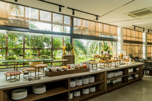 un ristorante con buffet di cibi in esposizione di Le Palmier Ho Tram Resort - Beachfront with Private Beach a Ho Tram