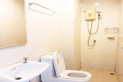 een badkamer met een toilet en een wastafel bij Patong Bay Inn in Patong Beach