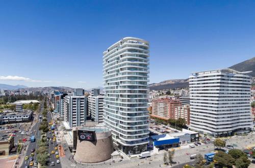 un edificio alto en una ciudad con una calle en Suite Martina 2 Personas Quito, en Quito