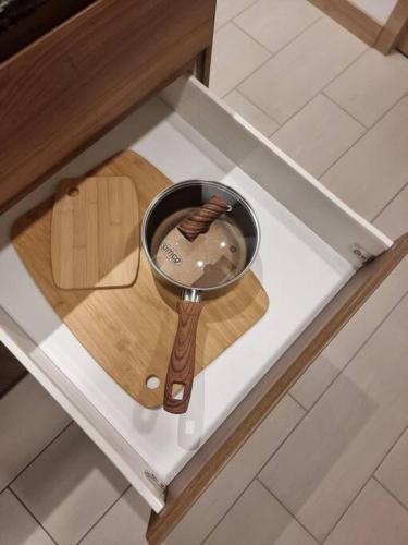 a spoon on top of a wooden cutting board at Suite Martina 2 Personas Quito in Quito
