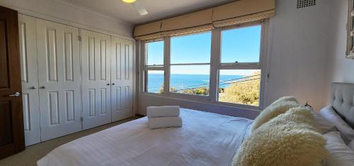 um quarto com uma cama e vista para o oceano em Watch The Sunrise Over Coogee 2 Bedrooms+Garage em Sidney