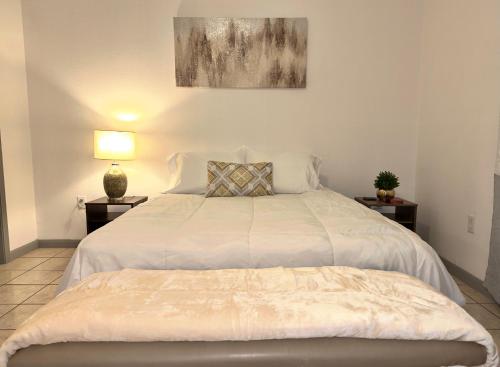 Een bed of bedden in een kamer bij Home Away From Home - 3 Bed & 2 Bath - BEST VALUE