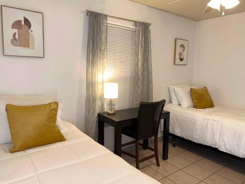 Postel nebo postele na pokoji v ubytování Home Away From Home - 3 Bed & 2 Bath - BEST VALUE