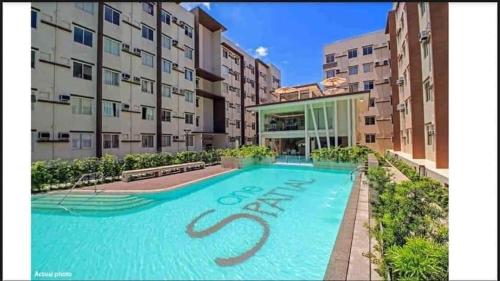 One spatial condominium by filinvest في إيلويلو سيتي: مسبح امام مبنى