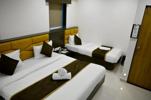 Ένα ή περισσότερα κρεβάτια σε δωμάτιο στο Hotel Royal Ican Sindhubhavan Road