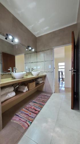a bathroom with two sinks and a large mirror at Duplex solar in Federación