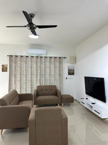 Una televisión o centro de entretenimiento en 2 Storey, Hijayu 3D Alconix, Sendayan, Seremban