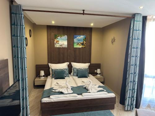 een slaapkamer met een bed met handdoeken erop bij Sea View Private Studio B 511 in Nesebar