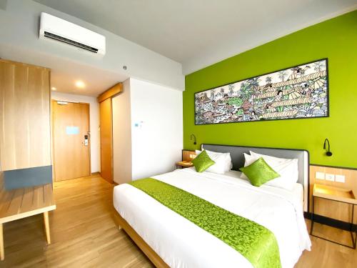 Postel nebo postele na pokoji v ubytování RV Hotel Gianyar