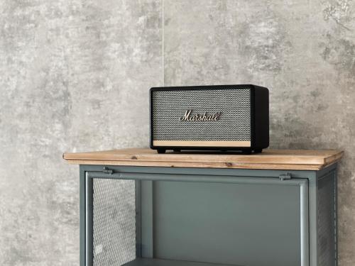 a radio sitting on top of a table at Shigang Homestay市港行旅 in Jinhu