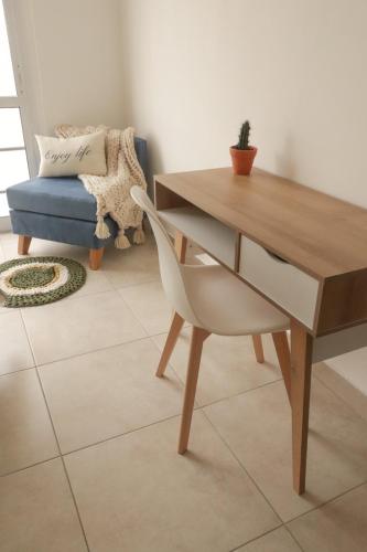 d'un bureau et d'une chaise dans le salon. dans l'établissement Casa Mate, à Salta