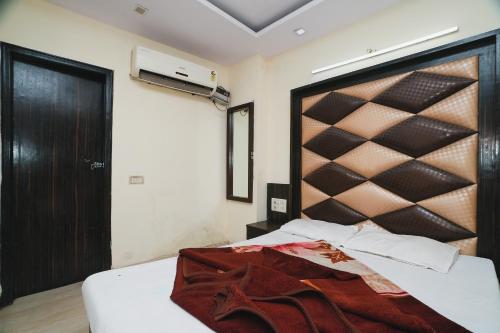Postel nebo postele na pokoji v ubytování Hotel AV International Near New Delhi Railway Station, Paharganj