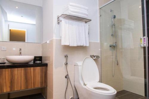 吉隆坡的住宿－Imperial Regency Suites & Hotel Petaling Jaya，浴室配有卫生间、盥洗盆和淋浴。