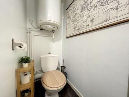 a bathroom with a toilet and a map on the wall at Appartement résidence proche mer et Thalassothérapie in Cabourg