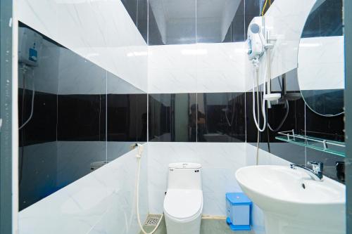Un baño blanco con inodoro y lavabo. en Villages Lương Văn Can, en Vung Tau