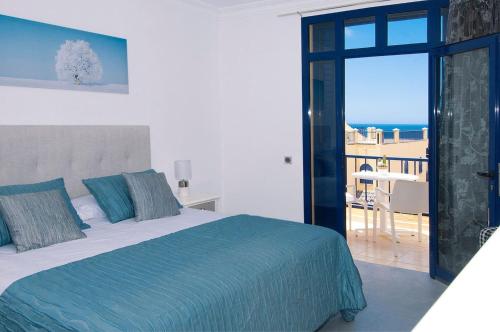 1 dormitorio con cama y vistas al océano en Meloneras Bay Suites, en Meloneras