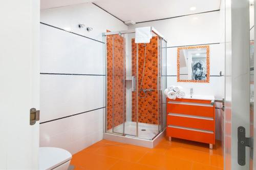 uma casa de banho com um chuveiro e um lavatório. em Meloneras Bay Suites em Meloneras