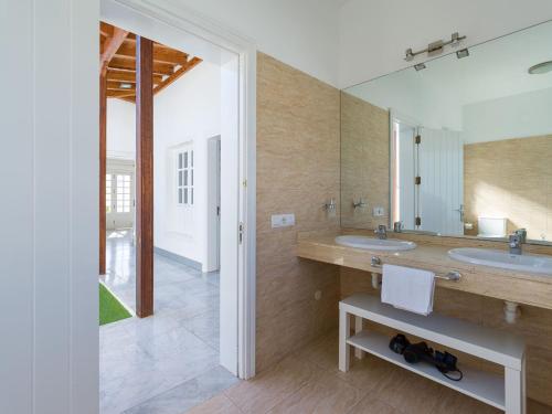 Ένα μπάνιο στο Pasito Villas