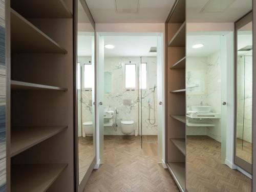 Un baño con inodoro, lavabo y ducha. en Salobre Villas Green, en Salobre