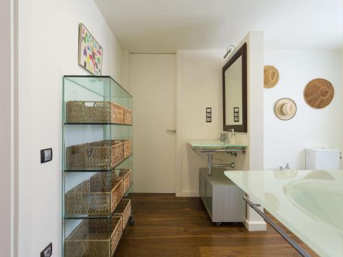 uma casa de banho com um lavatório e um espelho em Oasis Villas Maspalomas em Maspalomas