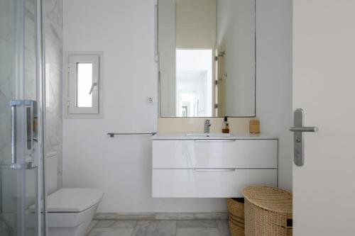 Koupelna v ubytování FaroVela Suites Pasito Blanco