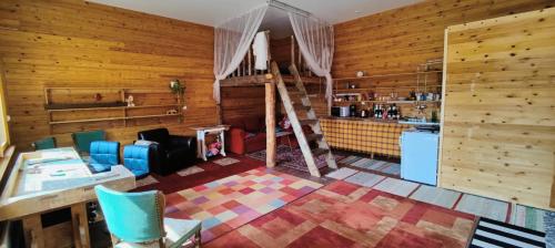 Zimmer mit Holzwänden, einer Treppe und Stühlen in der Unterkunft BB Polle - with the horse view in Mikkeli