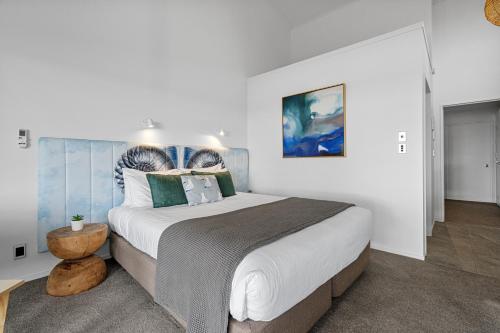 sypialnia z dużym łóżkiem w pokoju w obiekcie Tasman Holiday Parks - Papamoa Beach w mieście Papamoa