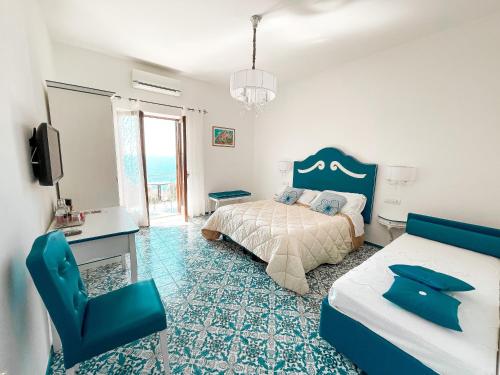 una camera da letto con un letto, una scrivania e una sedia di Il Canneto a Positano