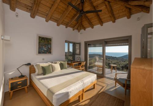 1 dormitorio con 1 cama grande y balcón en Zen Rocks Resort, en Kalianaíika