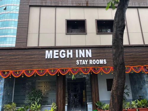 um restaurante mexicano com um cartaz que diz "quartos de estadia no Mex Inn" em MEGH INN em Nova Bombaim