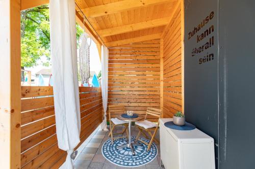 a small patio with a table and chairs on a porch at Uiferhäuser in Illmitz