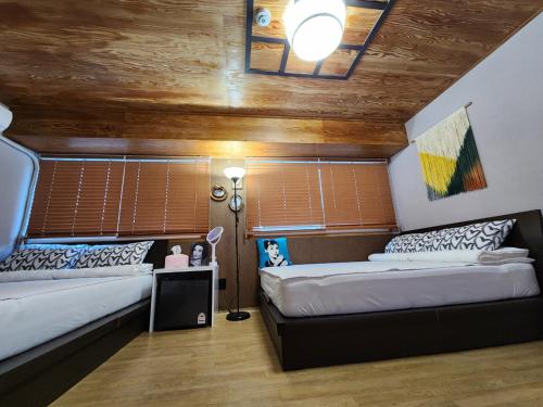Postel nebo postele na pokoji v ubytování Leehakjang guesthouse