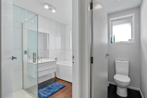 皮克頓的住宿－Seaside Sounds - Picton Upstairs Unit，浴室配有卫生间、盥洗盆和淋浴。