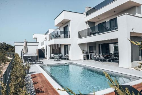 una imagen de una casa con piscina en Villa IVaLA, en Pula