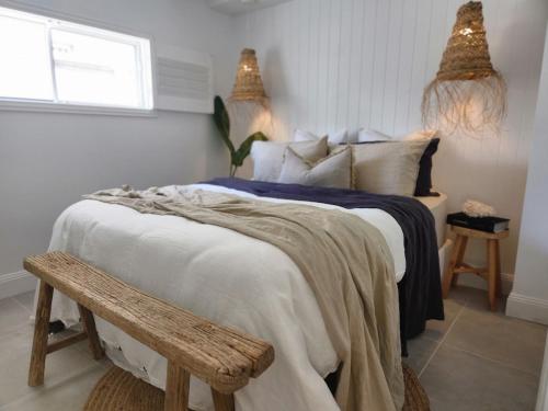 Katil atau katil-katil dalam bilik di SALTY PALMS -Seaside Studio Apartment