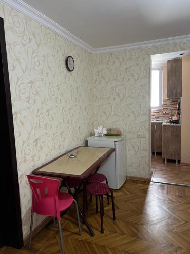 eine Küche mit Tisch und Stühlen in einem Zimmer in der Unterkunft Marine Residence in Batumi