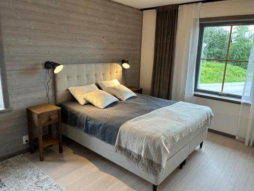 1 dormitorio con cama y ventana en Salmons väg Funäsdalen, en Funäsdalen