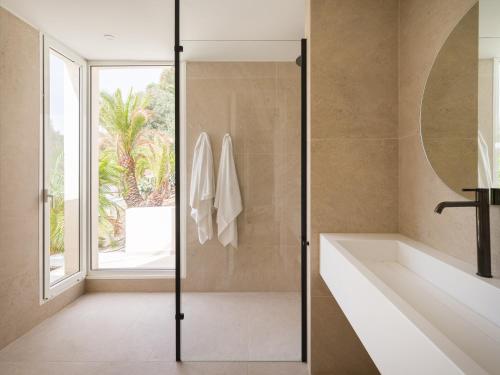 baño con bañera y ventana en Agroturismo Suites Hacienda los Olivos, en Santa Brígida
