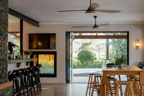 uma cozinha e sala de jantar com mesa e cadeiras em Vrede en Lust Estate em Simondium