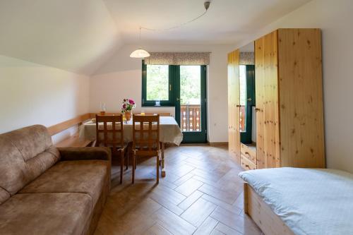 una sala de estar con un sofá y una mesa en Apartments Omahen, en Bohinj
