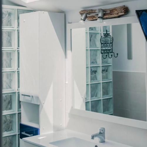 ein weißes Badezimmer mit einem Waschbecken und einem Spiegel in der Unterkunft La petite Xabadenia in Bidart